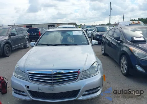 2013 Mercedes-Benz C 250 из США, поврежденный, VIN WDDGF4HB6DR294327